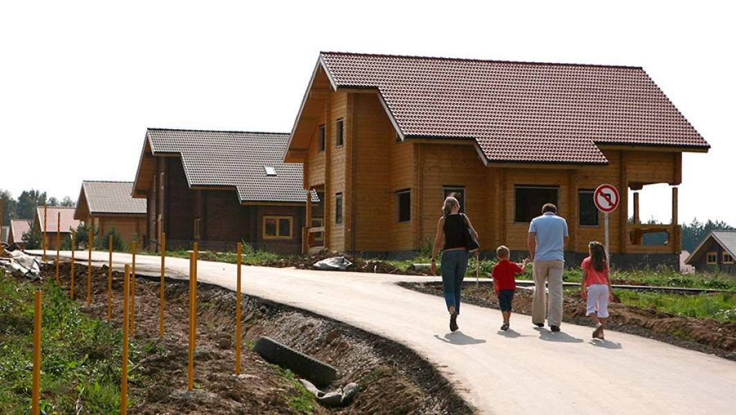 Семья гуляет по строящемуся поселку