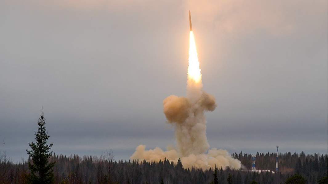 Проверочный запуск межконтинентальной баллистической ракеты шахтного базирования комплекса Тополь-М на космодроме Плесецк
