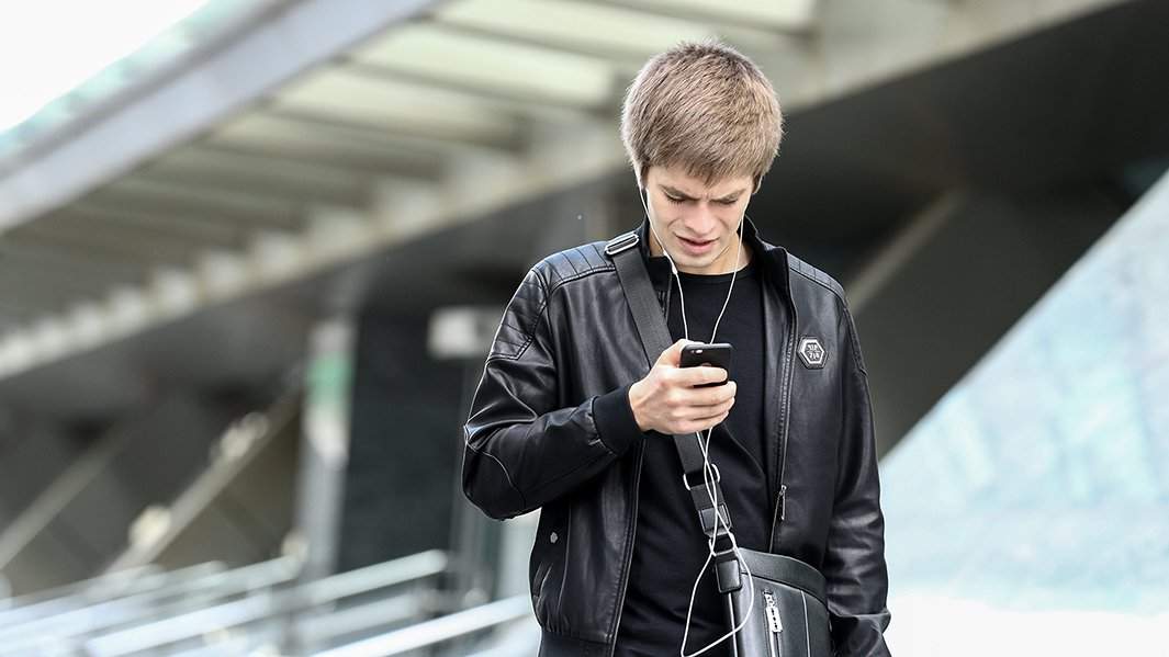 парень смотрит в монитор смартфона