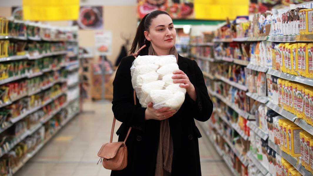 девушка с пакетами сахара