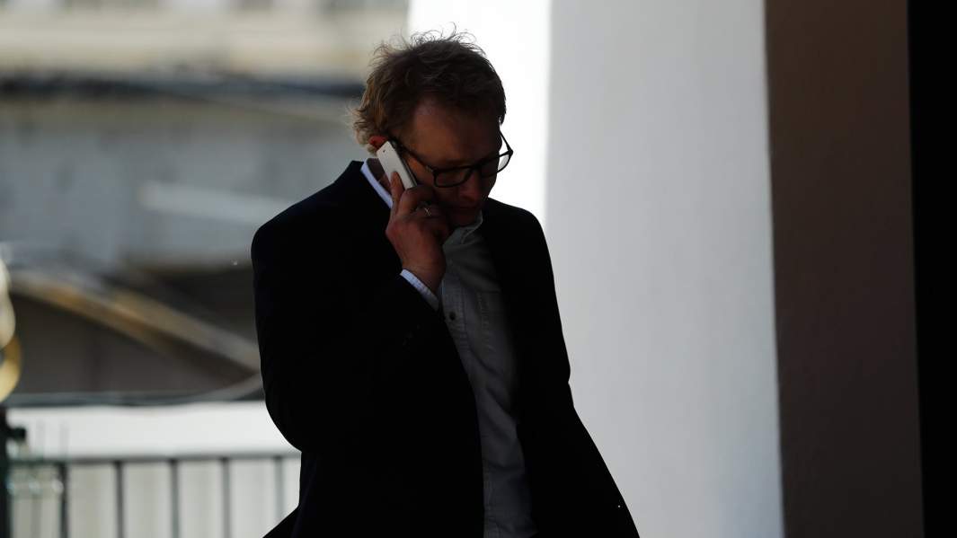 мужчина говорит по телефону