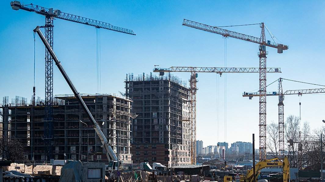 Строительство дома на одной из улиц Москвы