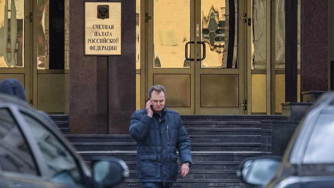 прохожий возле счетной палаты РФ