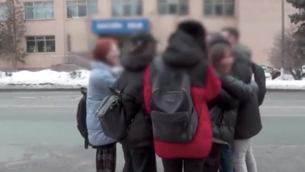 Встреча пострадавшего у школы 