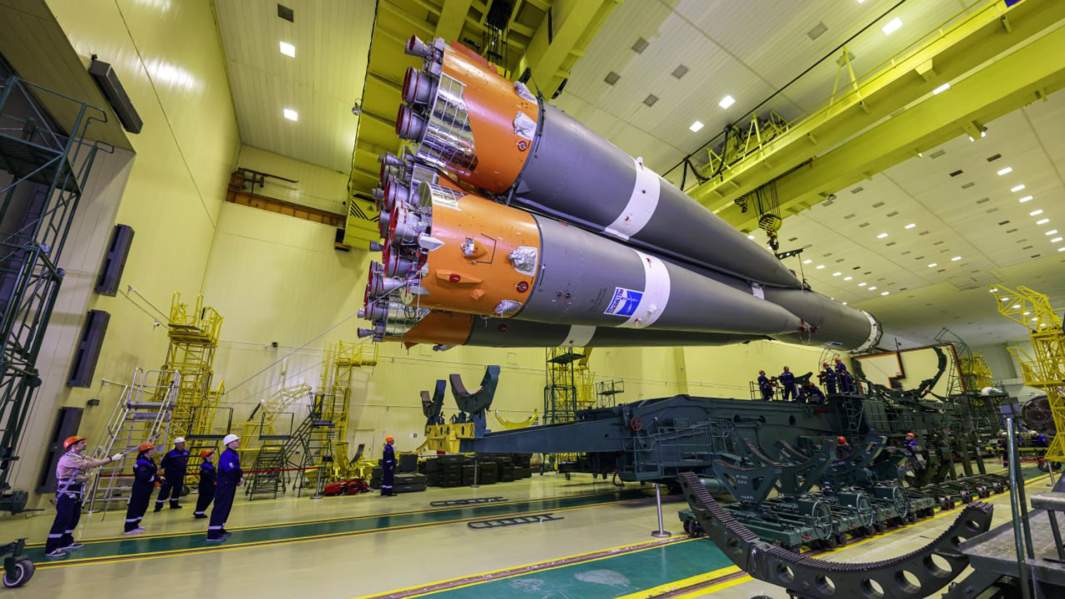 процесс сборки пилотируемого корабля «Союз МС-24»