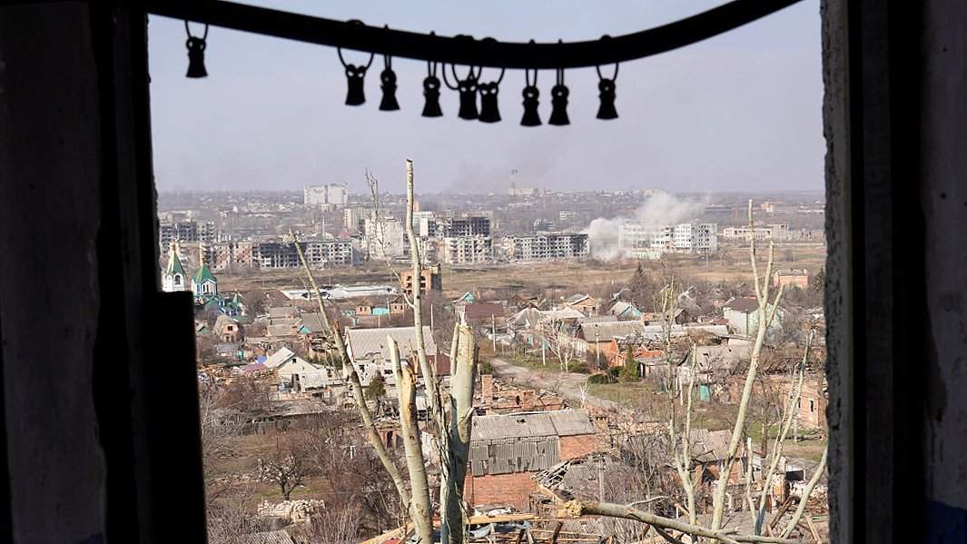 Позиции противника, из окна многоэтажки