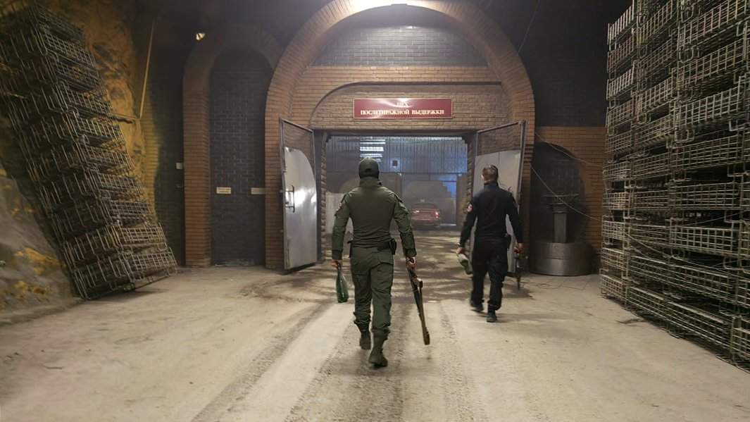 В подземном стрельбище. В качестве мишеней пустые бутылки