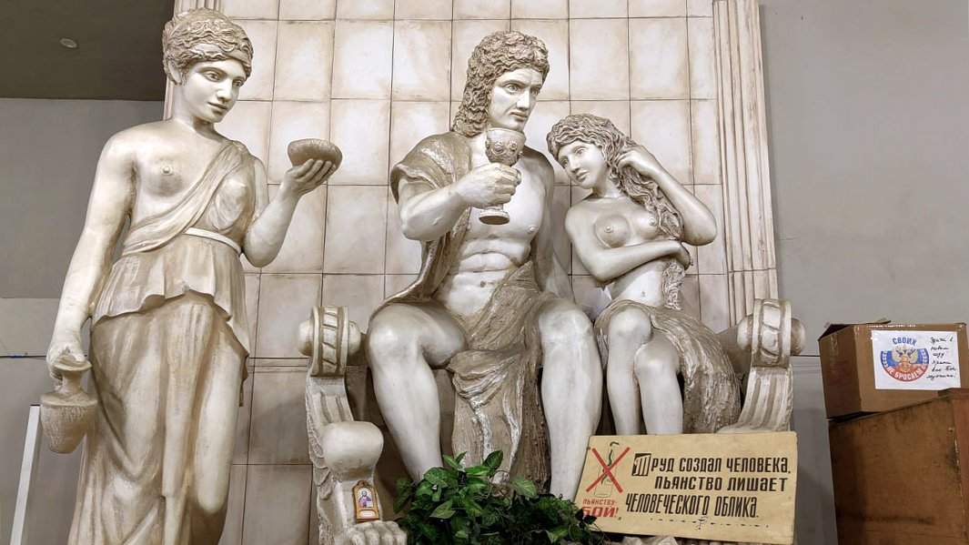 Завод шампанских вин действует в этих штольнях с 1950 года