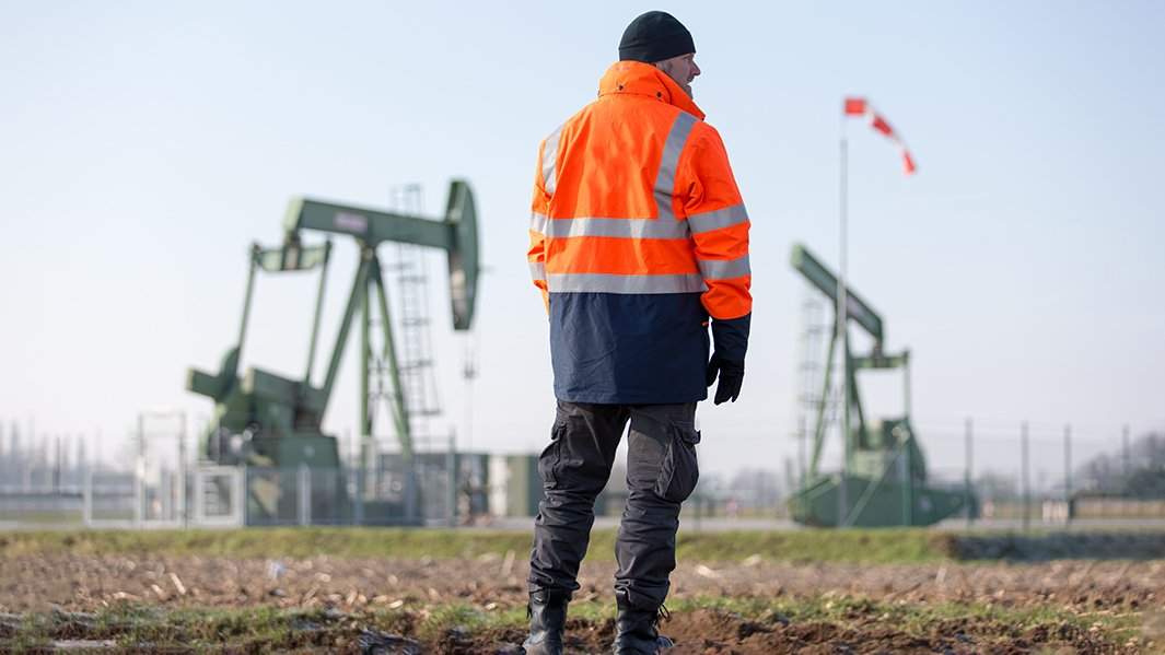 сотрудник нефтедобывающего предприятия