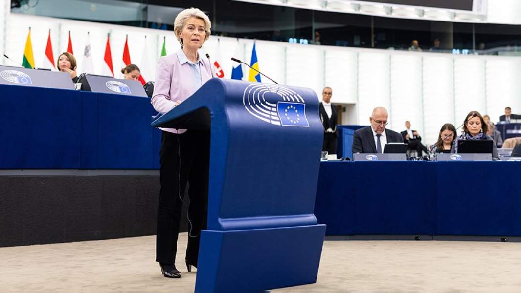 Глава Еврокомиссии Урсула фон дер Ляйен во время выступления в парламенте ЕС