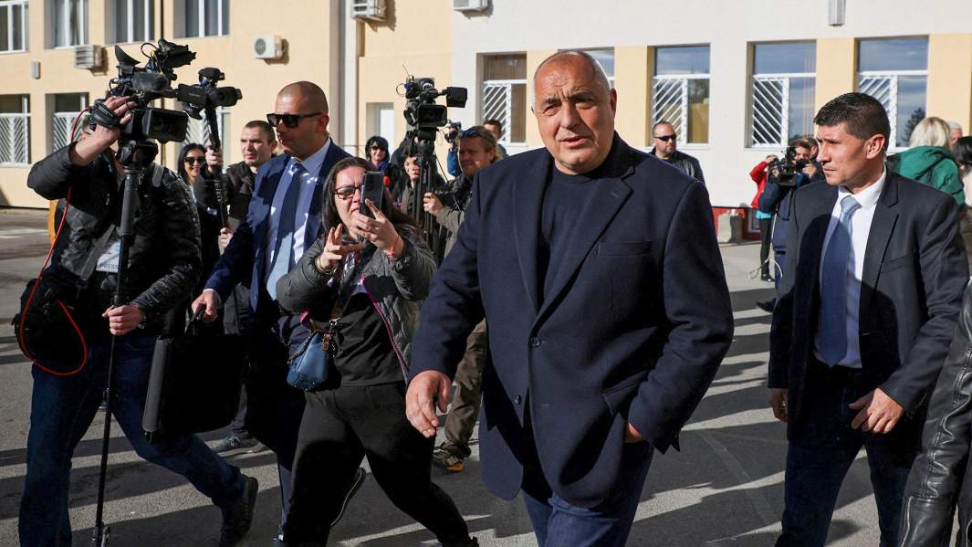 Бойко Борисов, бывший премьер-министр Болгарии и лидер правоцентристской партии ГЕРБ, покидает избирательный участок во время парламентских выборов в Софии в Болгарии, 2 апреля 2023 года