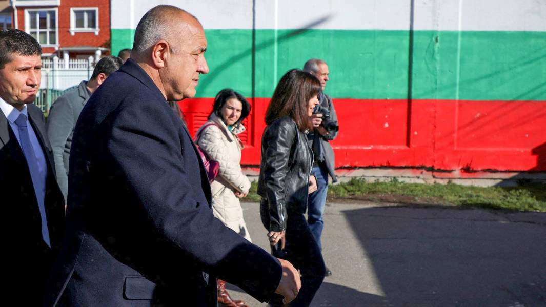 Бойко Борисов, бывший премьер-министр Болгарии и лидер партии ГЕРБ, покидает избирательный участок во время парламентских выборов в Софии в Болгарии, 2 апреля 2023 года