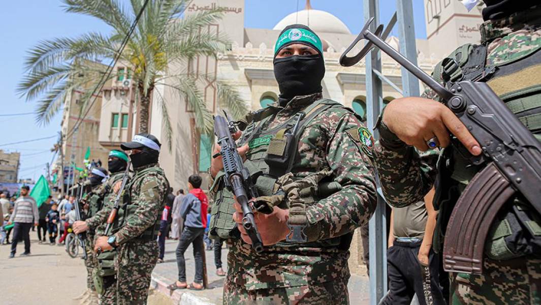 Члены исламистского движения ХАМАС во время митинга в поддержку арестованных палестинцев у мечети Аль-Акса в Иерусалиме