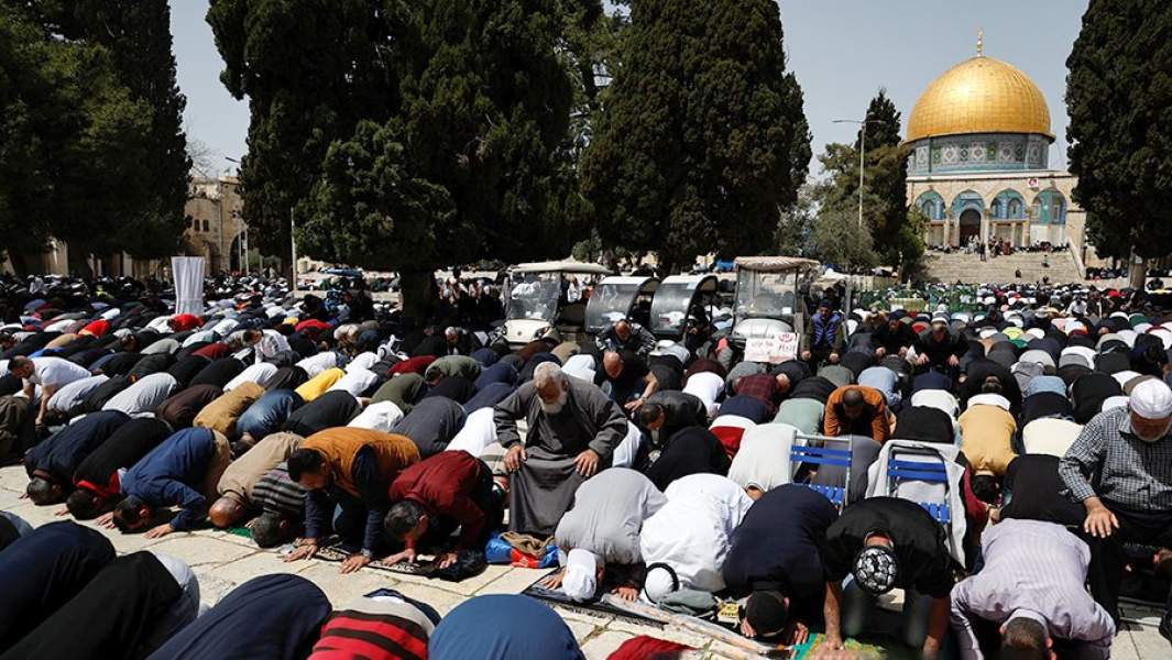 Палестинские мусульмане на пятничной молитве во время Рамадана у мечети Аль-Акса в Иерусалиме