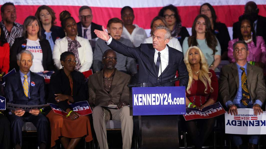 Роберт Ф. Кеннеди-младший произносит речь, объявляя о своем выдвижении на пост президента от Демократической партии в Бостоне, штат Массачусетс, США