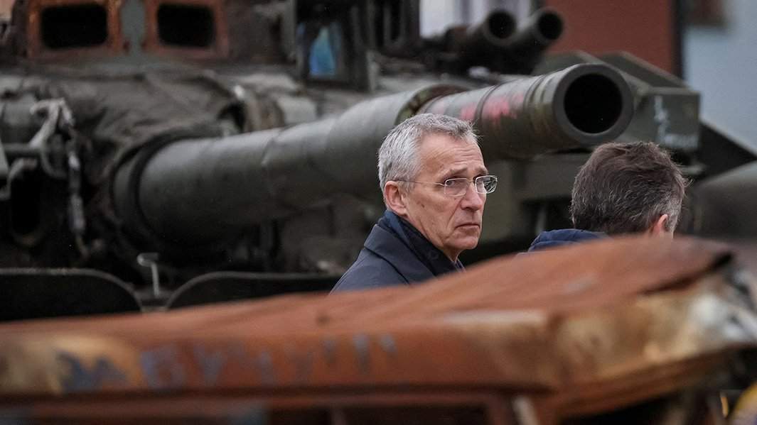 Столтенбег возле разбитого танка