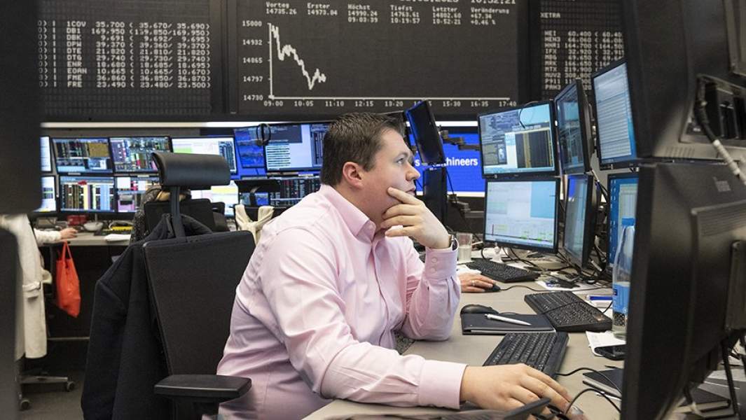 маркетмейкер на бирже. брокеры на рынке форекс. работники биржи. фондовый рынок. современная биржа.