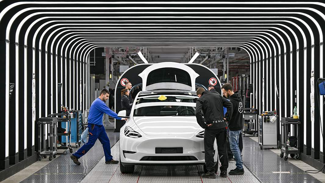 Сборка электромобиля Tesla на заводе в Берлине