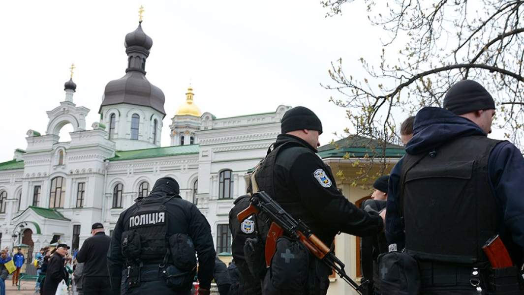 Сотрудники полиции Украины около Киево-Печерской лавры в Киеве