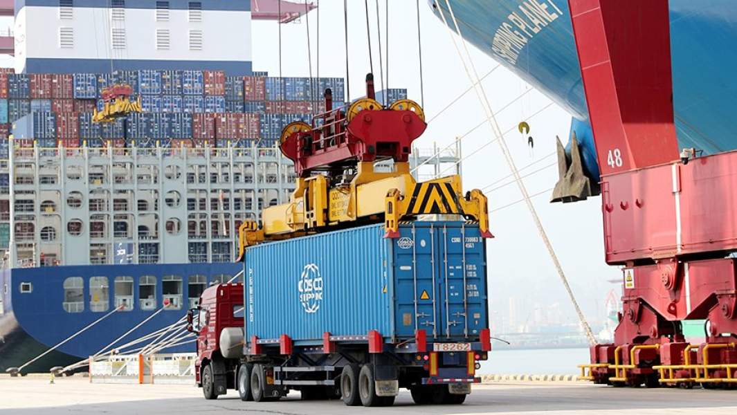 Погрузка контейнеров на судно