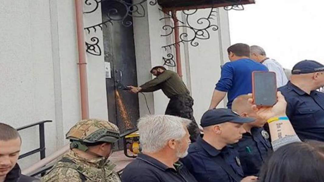 Сторонники ПЦУ захватывают храм канонической Церкви на Украине