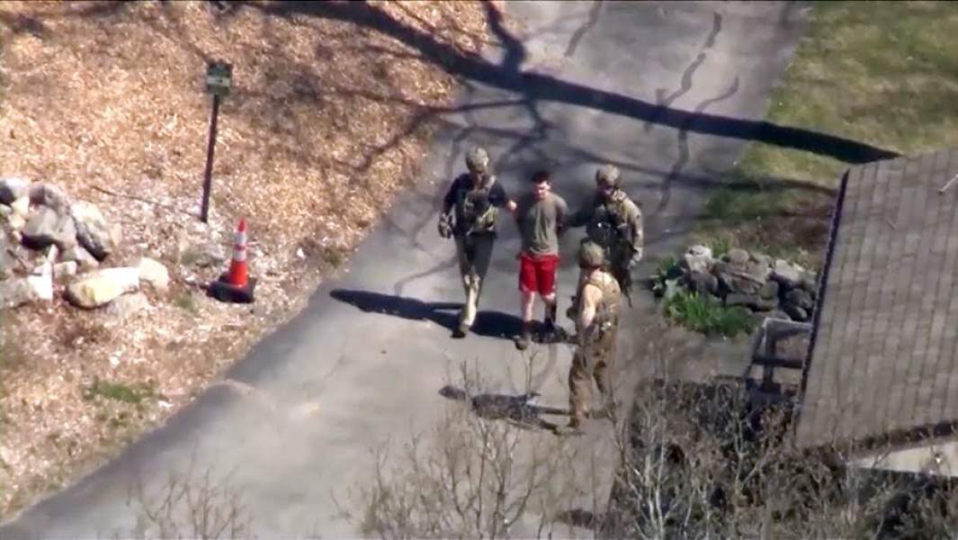 Агенты ФБР во время ареста подозреваемого в утечке секретных документов военного Джека Тейшейра