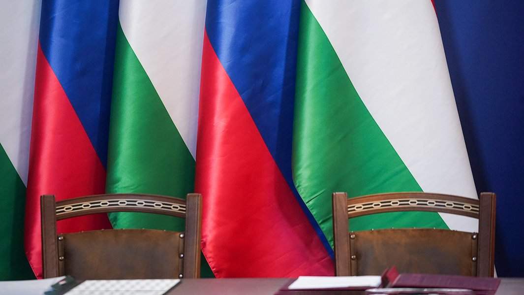 флаги Венгрии и России