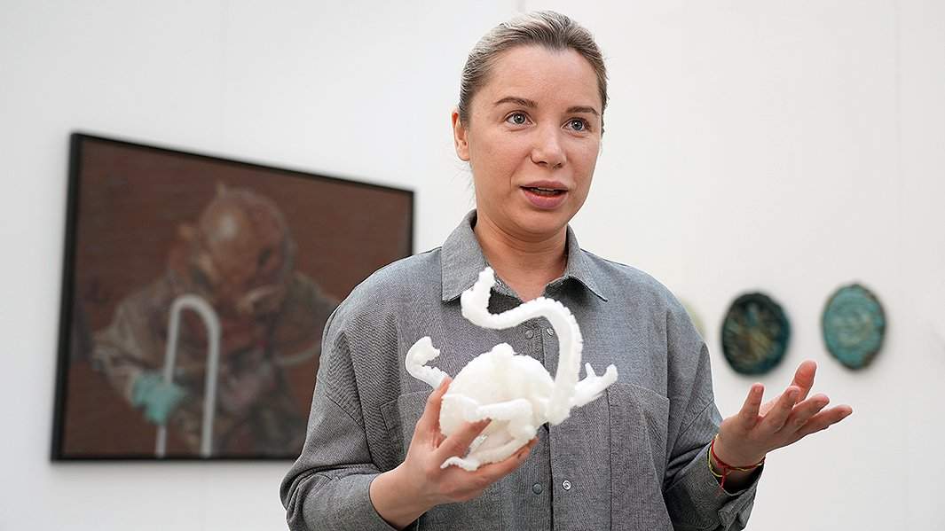 Настя Миро с моделью осьминога Octo-Pax