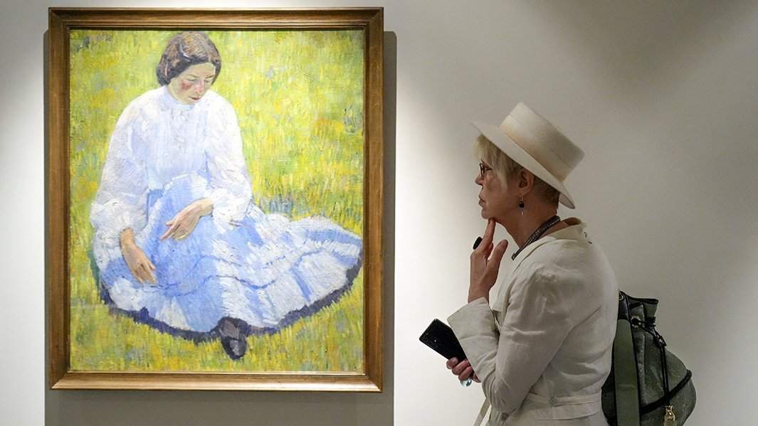 женщина в музее