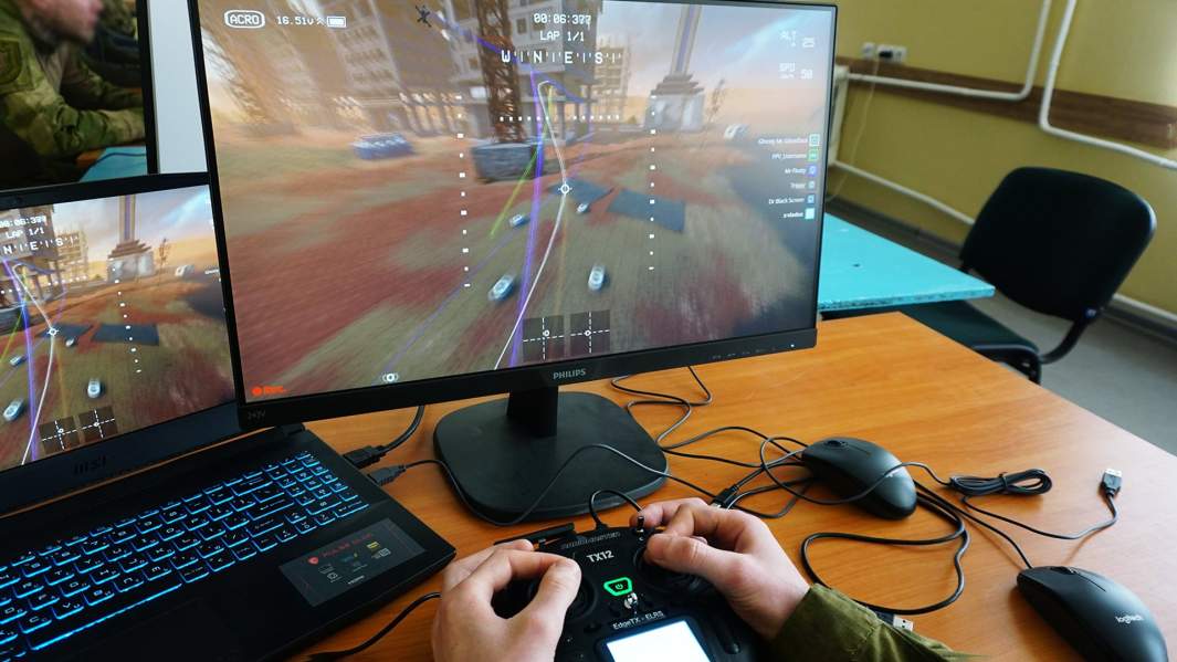 Симулятор полетов, монитор компьютера