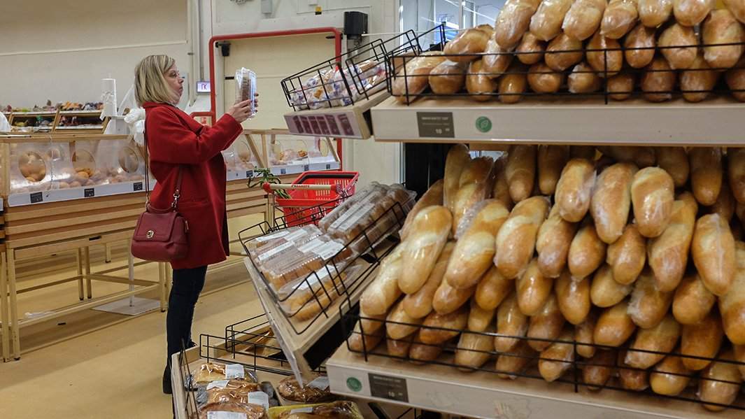 женщина возле хлебного прилавка