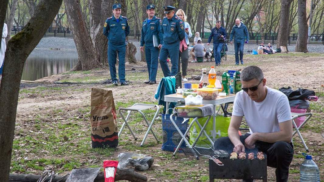 Самый вкусный шашлык. Шашлыки на природе. Можно ли жарить шашлыки 2023. Шашлык на мангале. Шашлыки в мае.