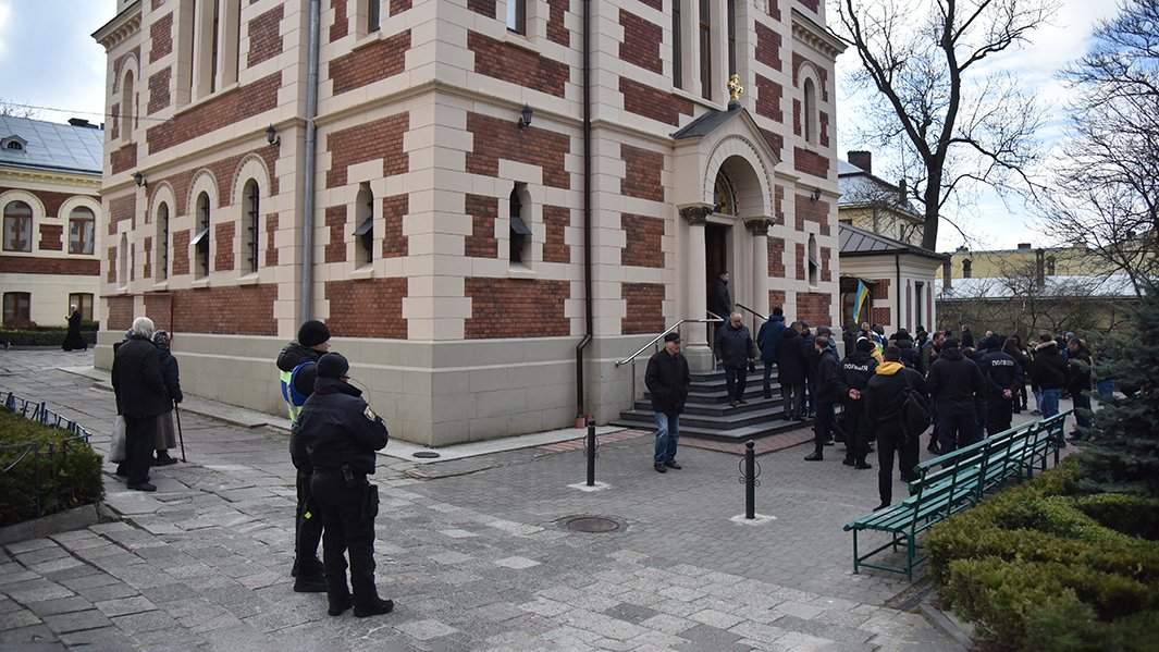 храм во Львове захватили