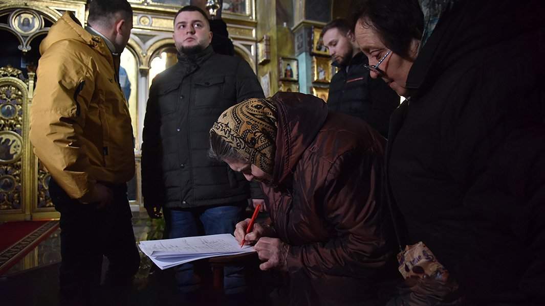 Люди голосуют за передачу Георгиевского собора Львовской епархии УПЦ МП Православной церкви Украины