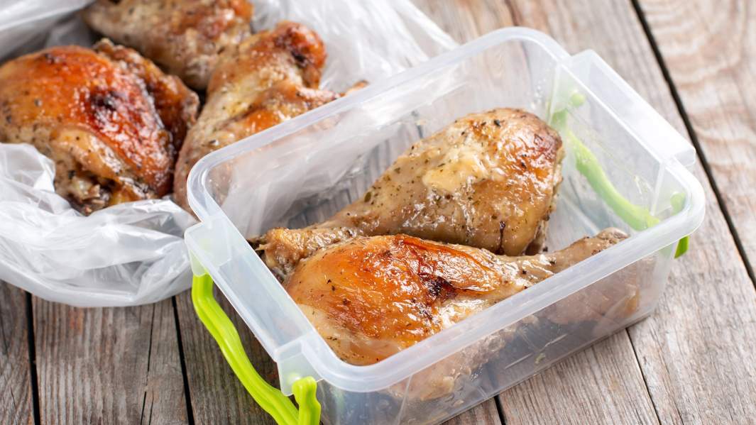 куриные ножки в контейнере