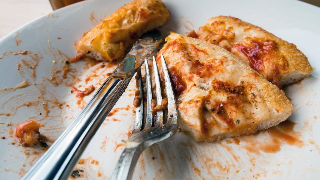 Кусок недоеденной пиццы