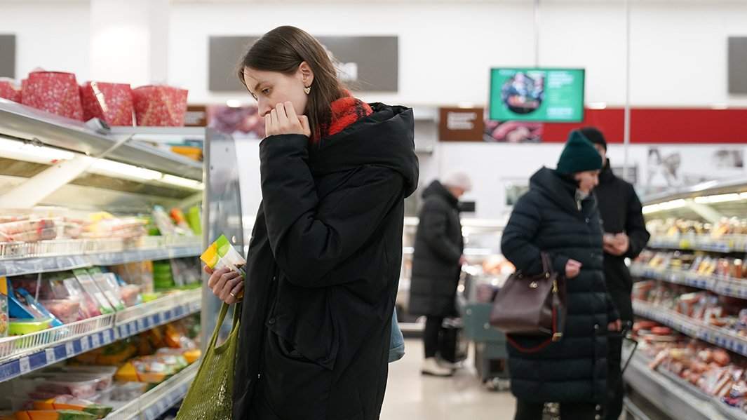 девушка выбирает продукты в магазине