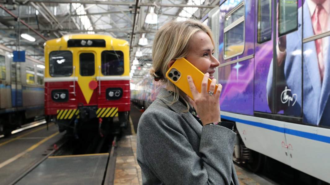 девушка в метро говорит по телефону