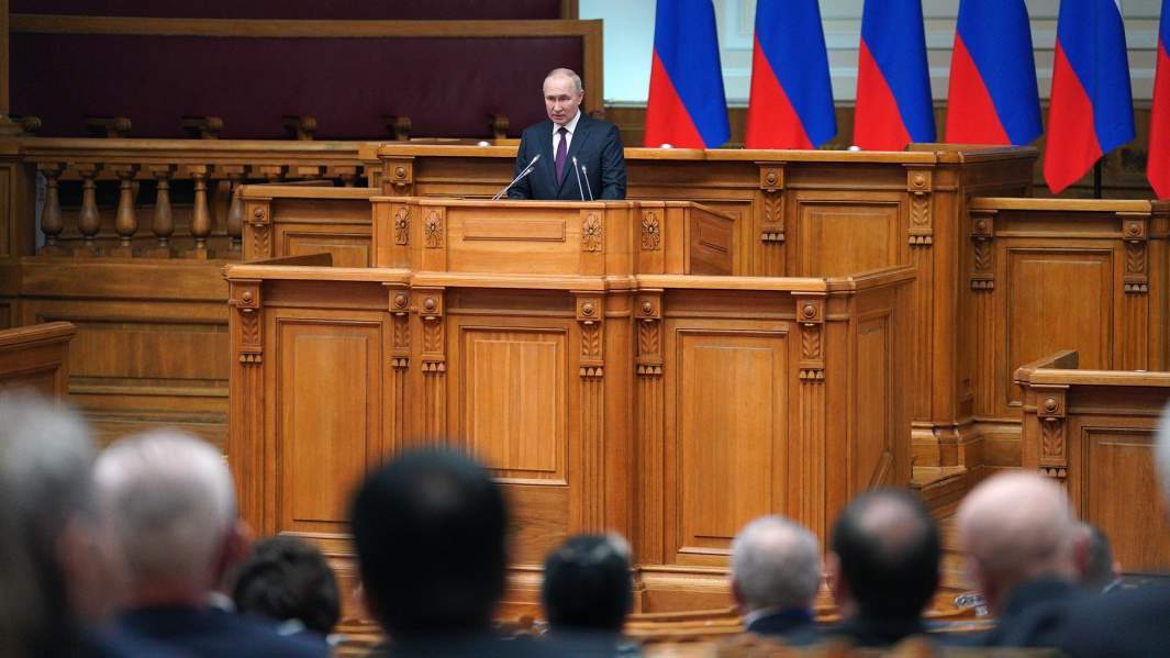 Президент РФ Владимир Путин выступает на заседании Совета законодателей РФ