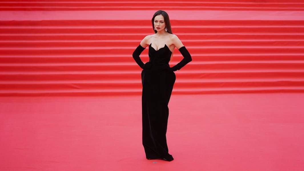 Настасья Самбурская на ковровой дорожке ММКФ