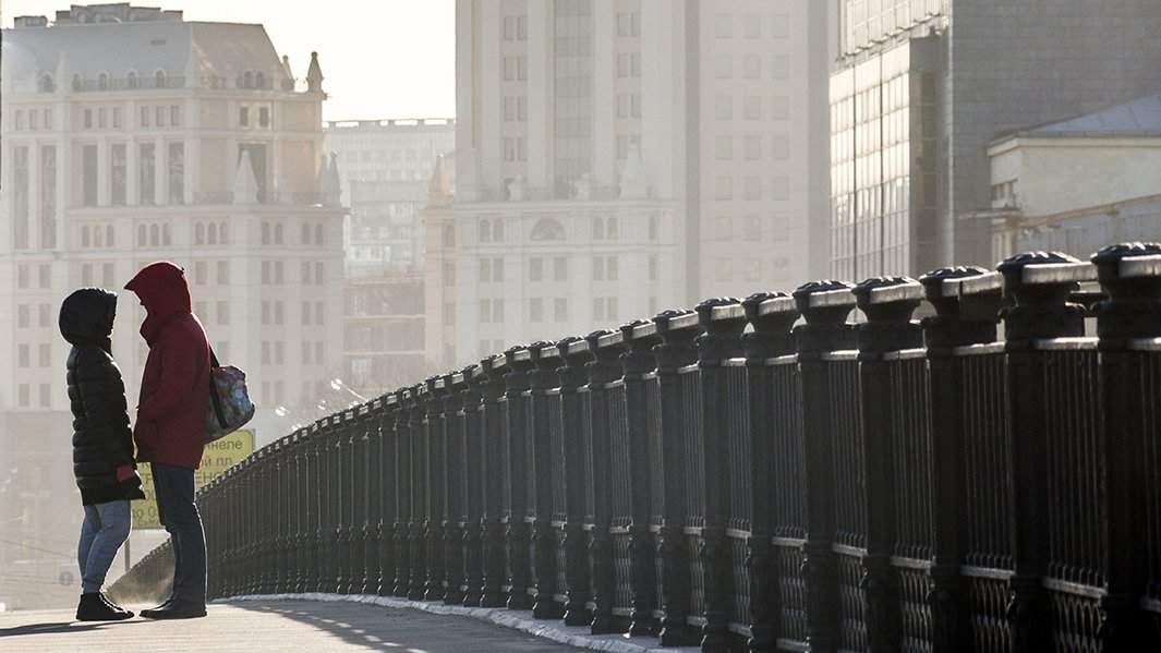 влюбленные на мосту