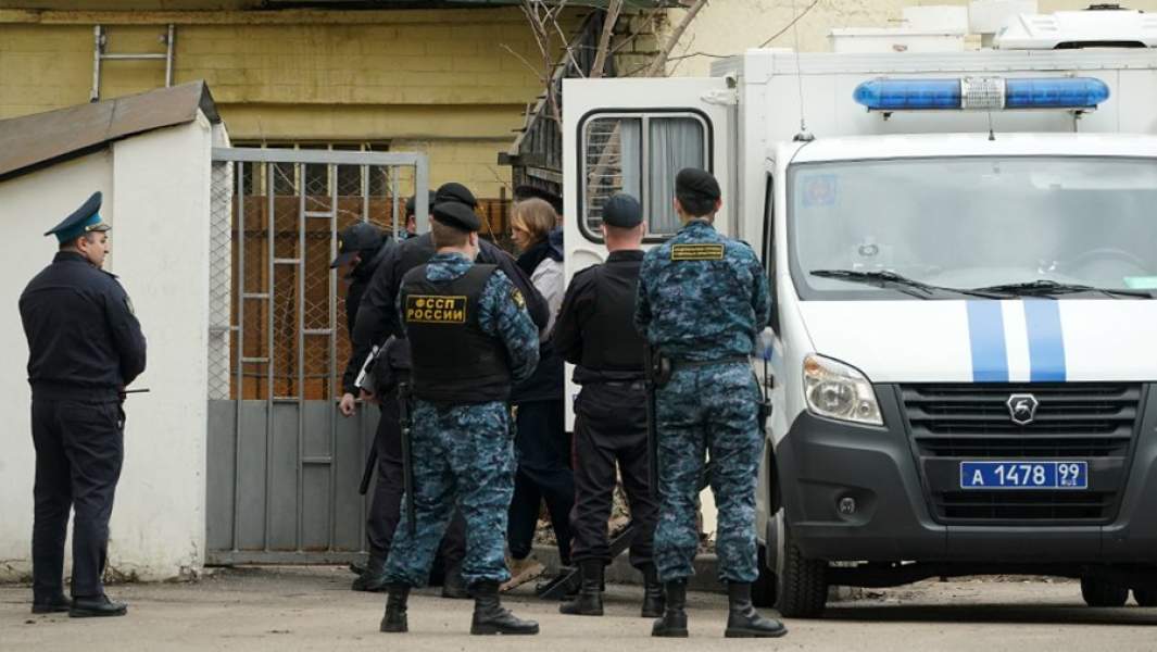 Дарья Трепова у здания Басманного суда перед избранием меры пресечения