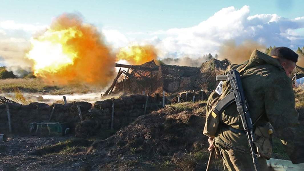 Военнослужащий на боевой позиции артиллерийской батареи орудий «Гиацинт» калибра 152 мм во время учений