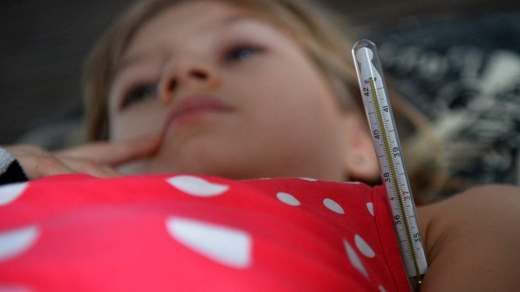 девочка с градусником