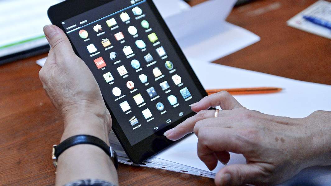 пенсионер планшет обучение