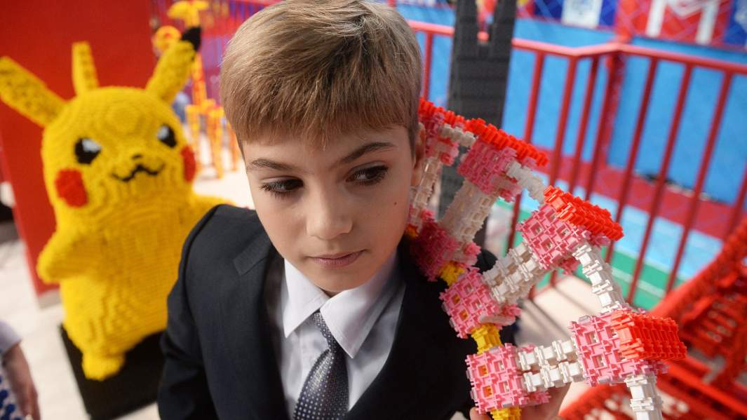 мальчик с детским конструктором