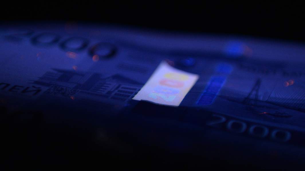 Лист с денежными купюрами номиналом 2000 рублей 