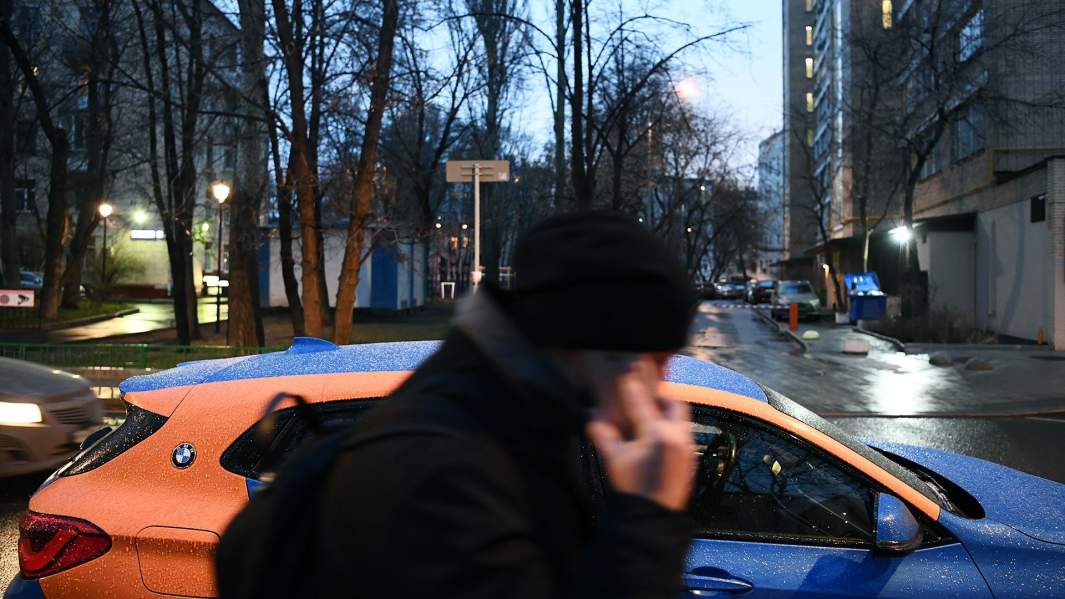 Человек с телефоном, машины каршеринга