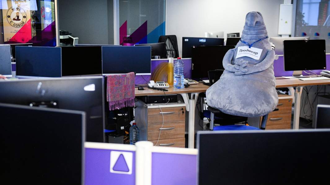 Ждун в пустом офисе