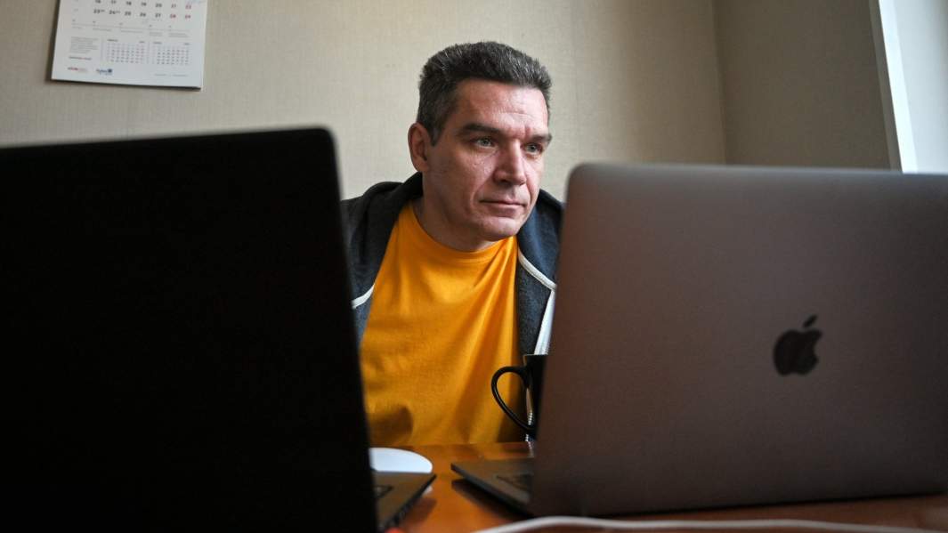 мужчина за ноутбуком